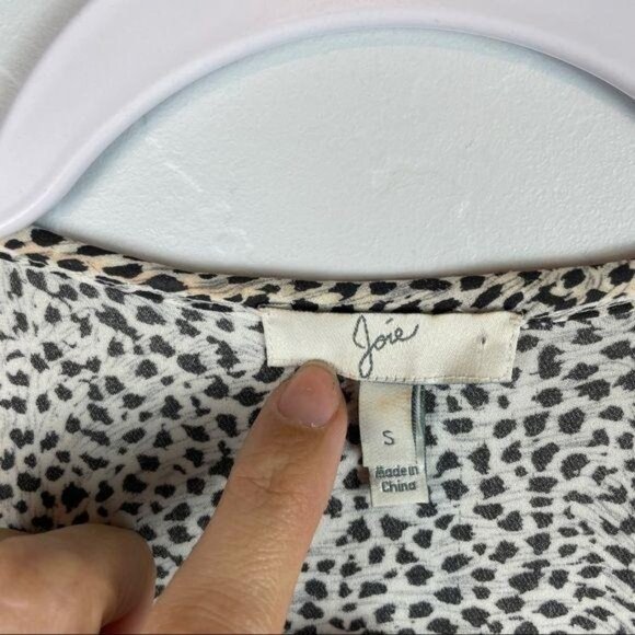 Joie Purine 100% Silk Button Down Blouse White Leopard Print Split Neck Sz Small - Picture 6 of 10